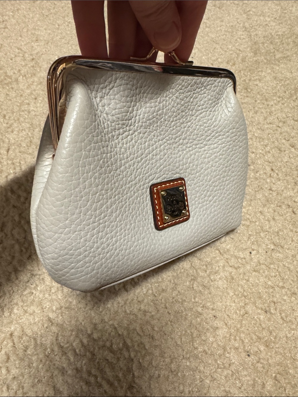 Dooney & Bourke White Pebble Leather Kiss-Lock Coin Purse with Gold Hardware - Picture 7 of 7